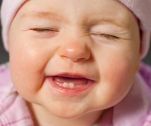 علائم رویش دندان در نوزادان